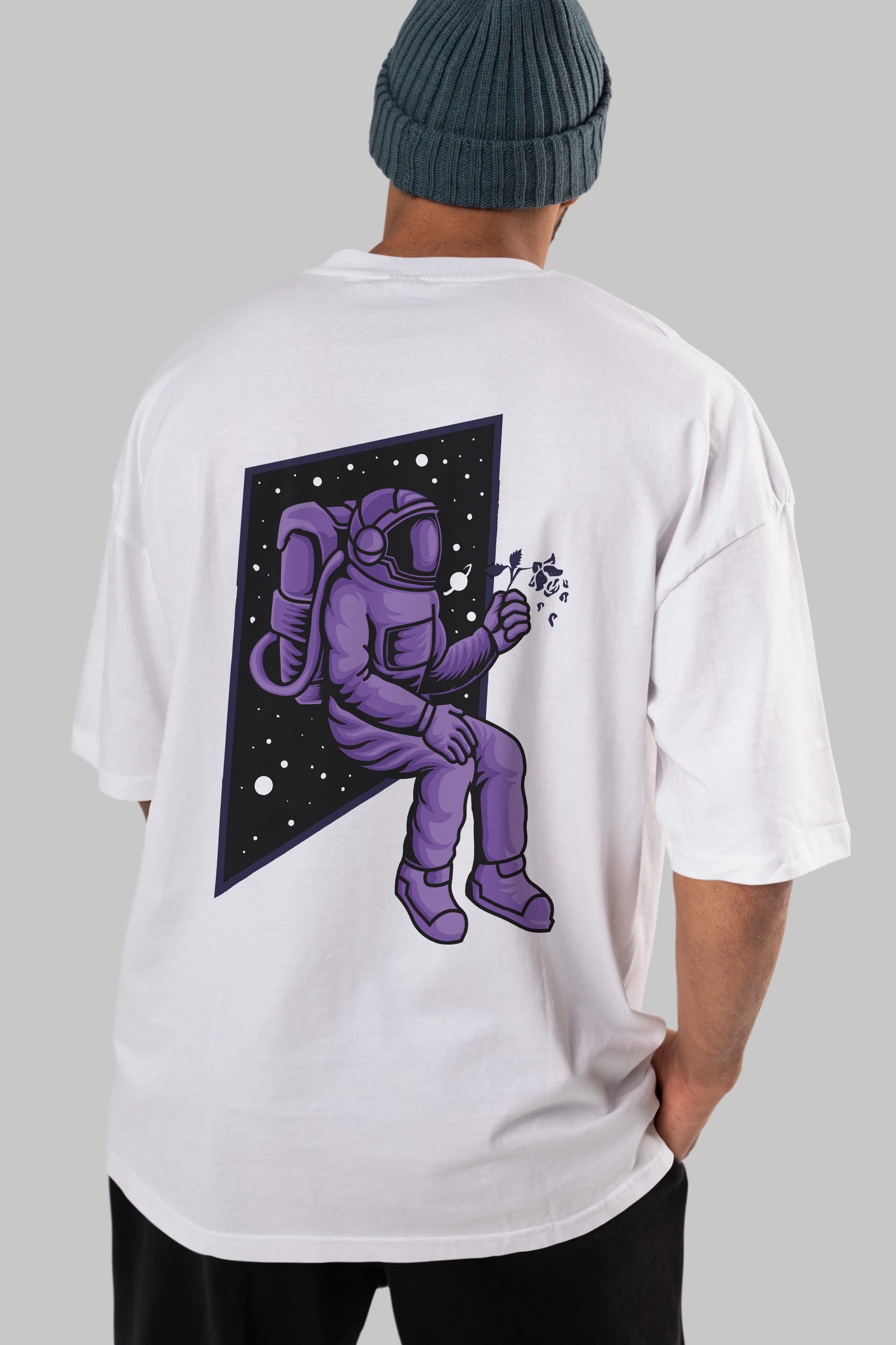 Astronaut holding black rose Arka Baskılı Oversize t-shirt Erkek Kadın Unisex