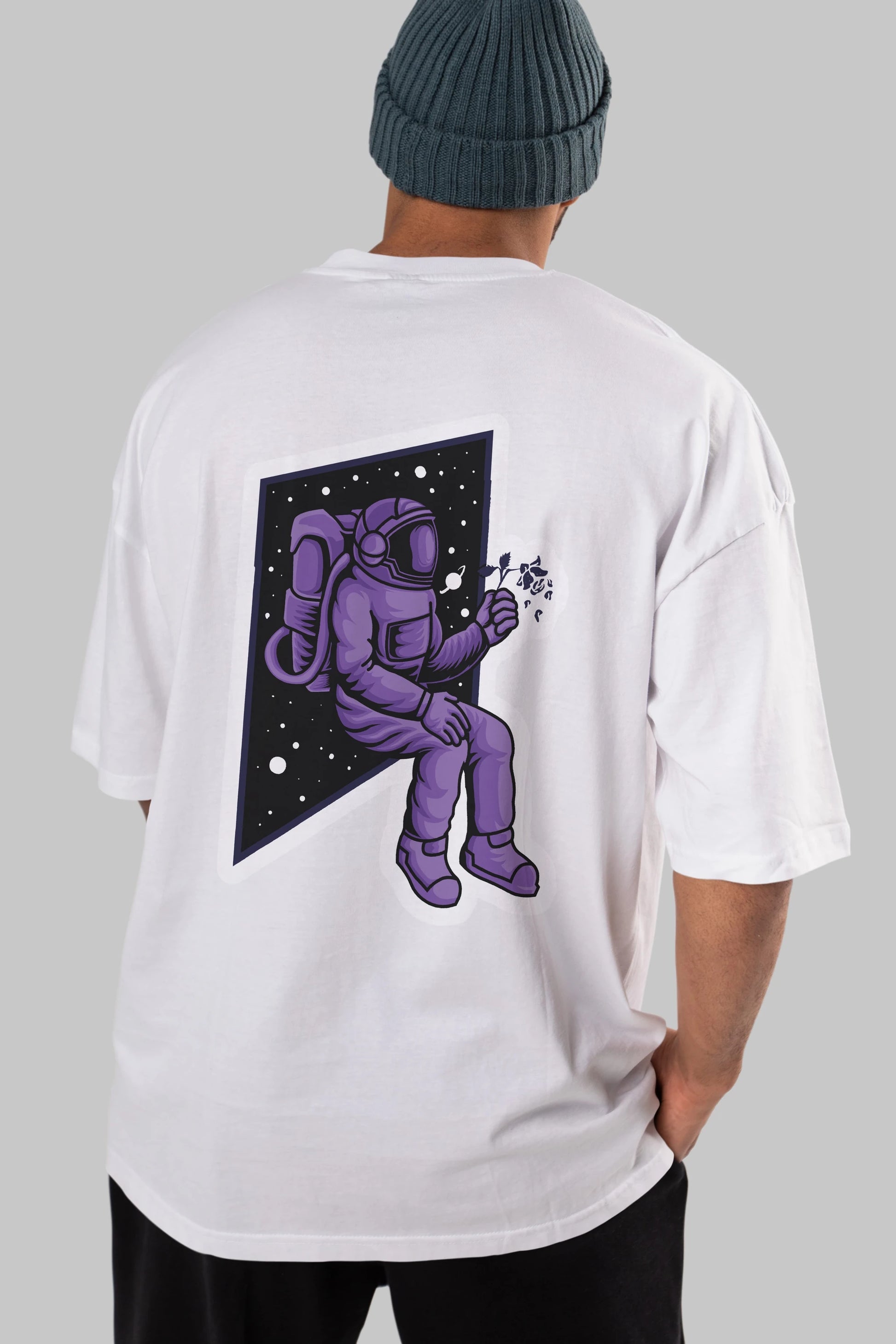 Astronaut holding black rose sticker Arka Baskılı Oversize t-shirt Erkek Kadın Unisex