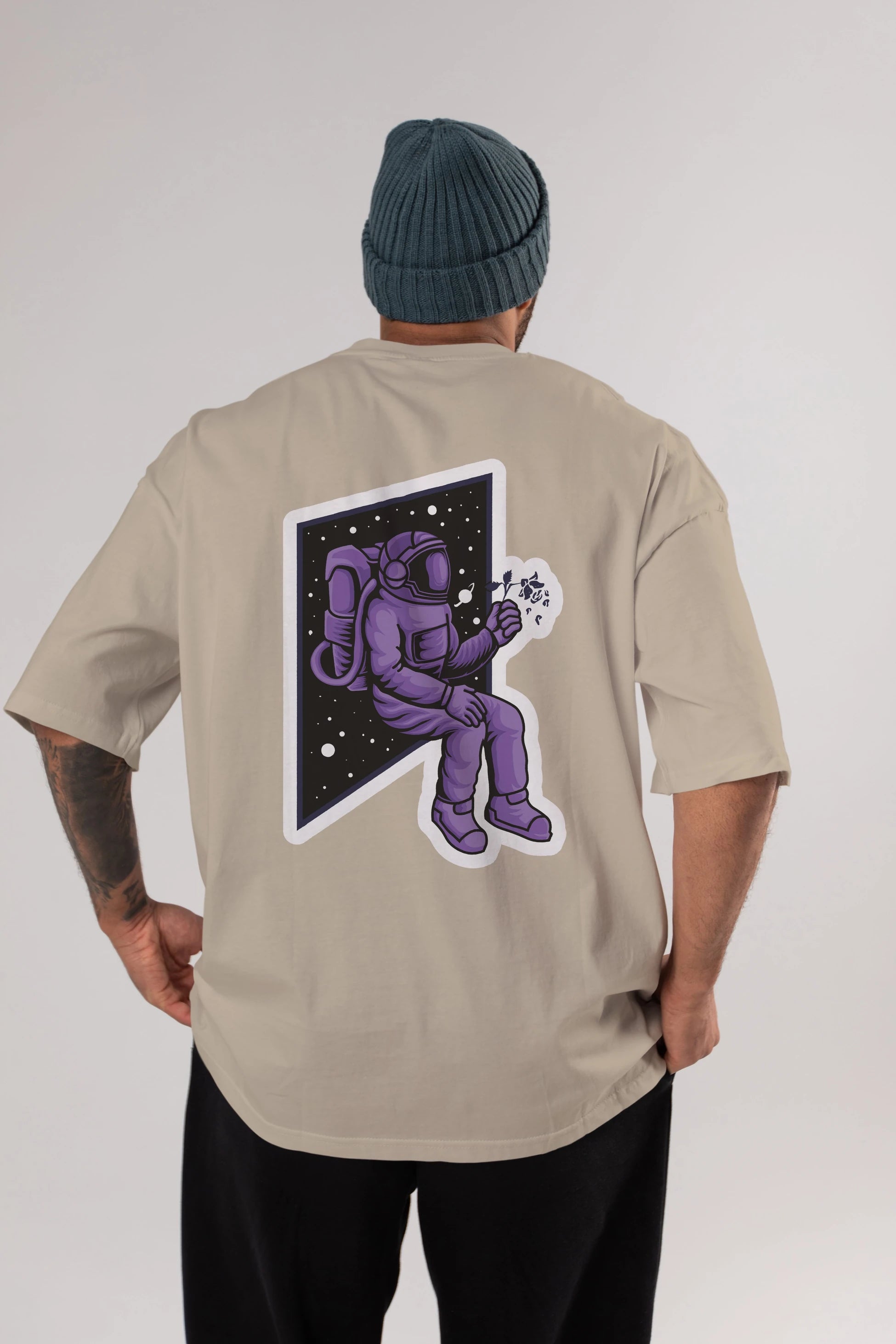 Astronaut holding black rose sticker Arka Baskılı Oversize t-shirt Erkek Kadın Unisex